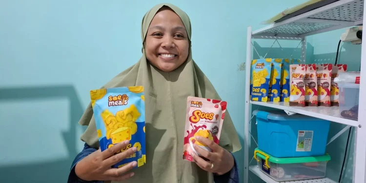 Novi menunjukkan produk-produk Soe Meals. Foto: Aisyah Nawangsari Putri