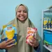 Novi menunjukkan produk-produk Soe Meals. Foto: Aisyah Nawangsari Putri