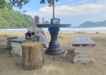 Wisatawan Pantai Lenggoksono bersantai di bangku hasil CSR Kantor Perwakilan BI Malang. Foto: Pokdarwis Desa Wisata Bowele