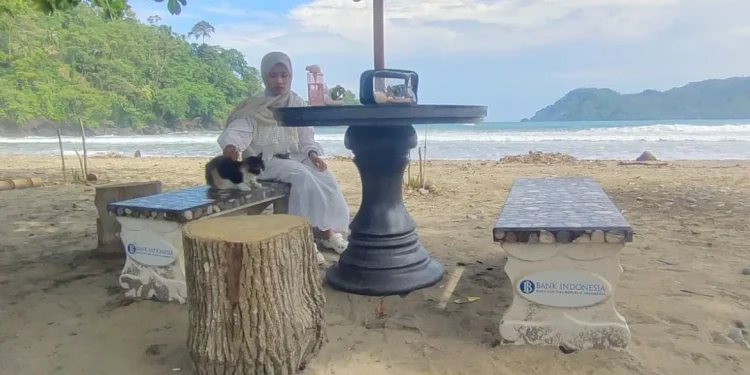 Wisatawan Pantai Lenggoksono bersantai di bangku hasil CSR Kantor Perwakilan BI Malang. Foto: Pokdarwis Desa Wisata Bowele