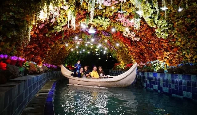 Destinasi menjelajah sungai bertabur keindahan yang ada di Malang Night Paradise. (Foto/dok.)