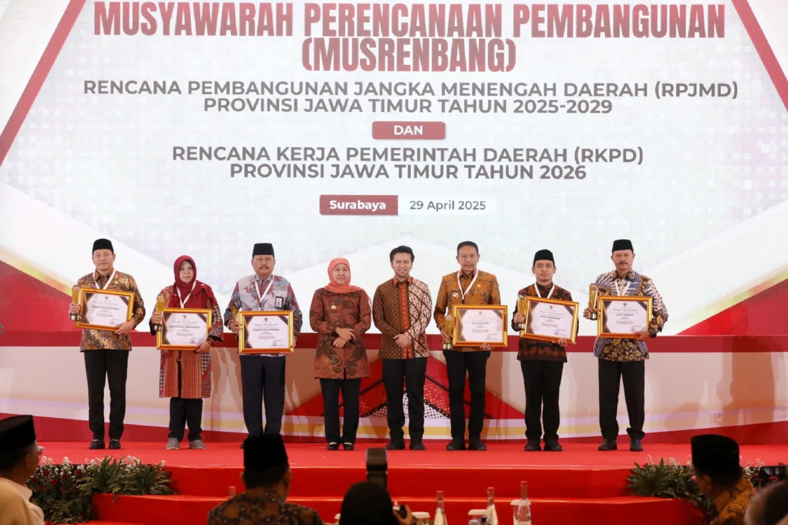 Wali Kota Malang, Wahyu Hidayat menerima penghargaan Pembangunan Daerah Terbaik di Jatim. (Foto/dok. Prokopim Setda Kota Malang)
