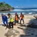 Petugas mengevakuasi jenazah nelayan yang tewas terhempas ombak di perairan Kondangmerak. Foto: Polres Malang