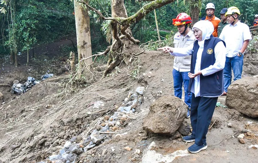 Khofifah tinjau longsor Cangar-Pacet