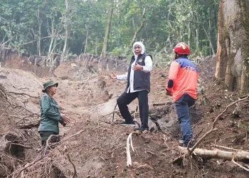 Khofifah tinjau longsor Cangar-Pacet