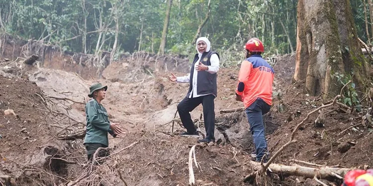 Khofifah tinjau longsor Cangar-Pacet