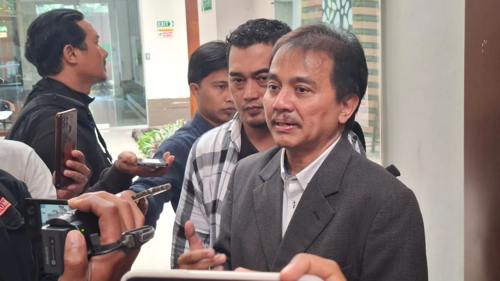 Roy Suryo di sidang Isa Zega