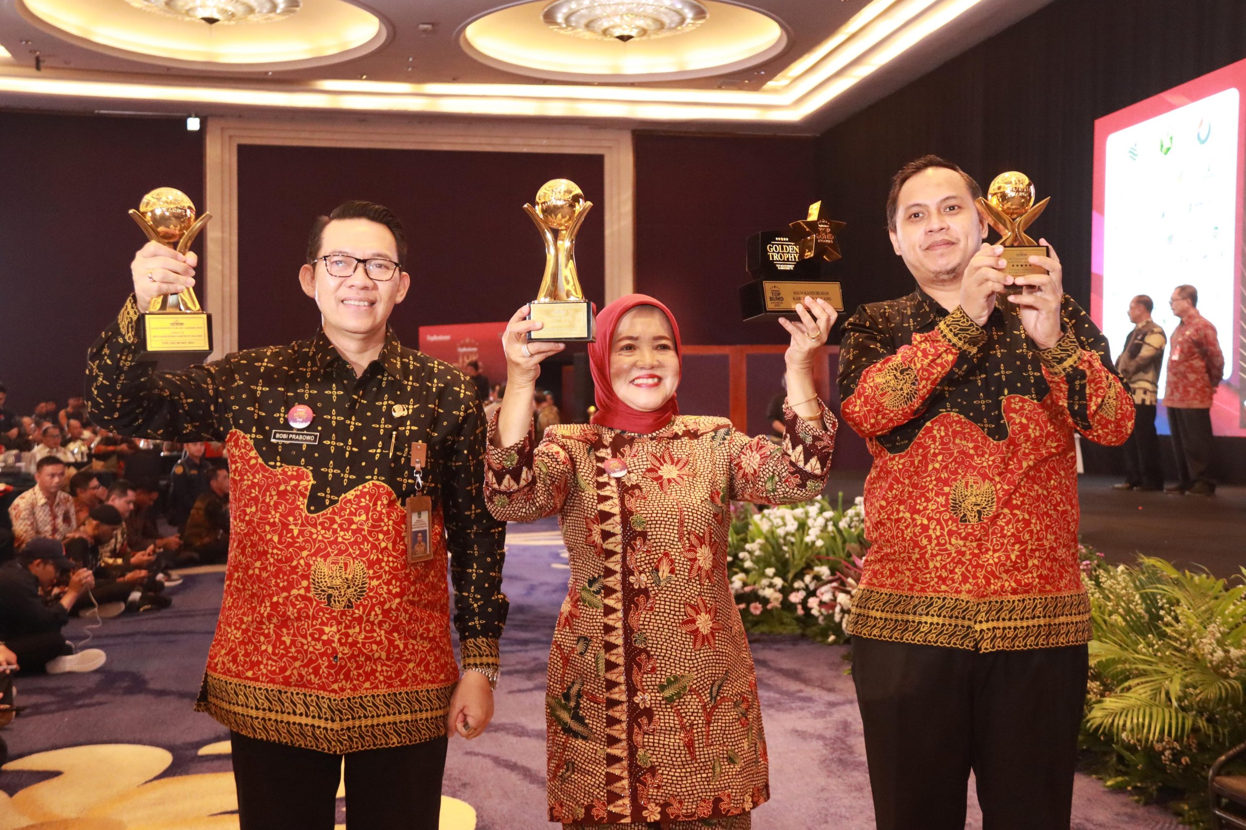 Wabup Malang bersama penerima Top BUMD awards 2025