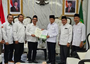 Rektor UIN Malang, Prof. Dr. H.M Zainuddin, M.A serahkan berkas calon pimpinan baru dan berdiskusi hangat dengan Menteri Agama RI, Prof. Nasaruddin Umar. /Foto: Dok. UIN Malang