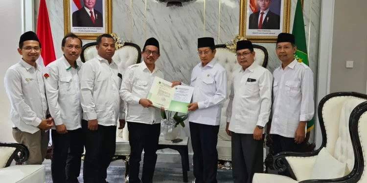 Rektor UIN Malang, Prof. Dr. H.M Zainuddin, M.A serahkan berkas calon pimpinan baru dan berdiskusi hangat dengan Menteri Agama RI, Prof. Nasaruddin Umar. /Foto: Dok. UIN Malang