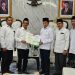 Rektor UIN Malang, Prof. Dr. H.M Zainuddin, M.A serahkan berkas calon pimpinan baru dan berdiskusi hangat dengan Menteri Agama RI, Prof. Nasaruddin Umar. /Foto: Dok. UIN Malang