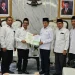 Rektor UIN Malang, Prof. Dr. H.M Zainuddin, M.A serahkan berkas calon pimpinan baru dan berdiskusi hangat dengan Menteri Agama RI, Prof. Nasaruddin Umar. /Foto: Dok. UIN Malang
