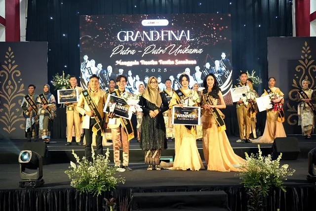 Penyerahan penghargaan kepada pemenang Pemilihan Putra Putri Unikama 2025./Foto: Dok. Unikama.