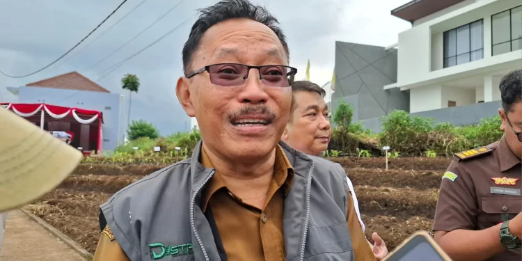 Kepala Dispertan Kota Batu Heru Yulianto yang akan menerjunkan tim kesehatan hewan ke lapak-lapak penjualan hewan kurban. Foto: Azmy