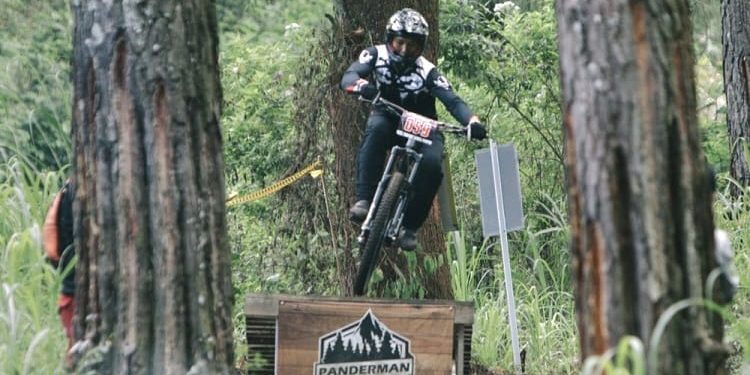 Aksi para downhiller menjajal trek menantang di Panderman Bike Park. Venue ini akan jadi sejarah baru ajang balap ikonik yang digelar masyarakat Kota Batu. Foto: Dok. Panderman Bike Park