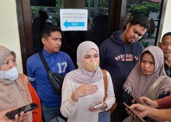 Korban dugaan penipuan tanah kavling saat memberikan keterangan pada media. Foto: Aisyah Nawangsari Putri