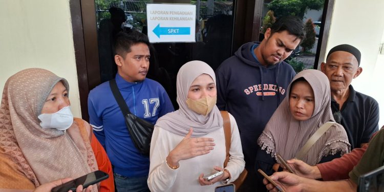 Korban dugaan penipuan tanah kavling saat memberikan keterangan pada media. Foto: Aisyah Nawangsari Putri