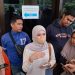Korban dugaan penipuan tanah kavling saat memberikan keterangan pada media. Foto: Aisyah Nawangsari Putri