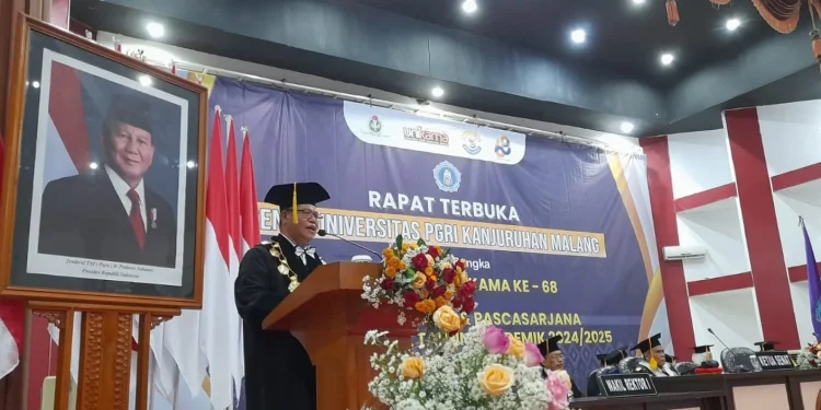 Rektor Unikama, Dr. Sudi Dul Aji, M.Si. memberikan lima pesan penting untuk para wisudawan. (Foto/M Sholeh)