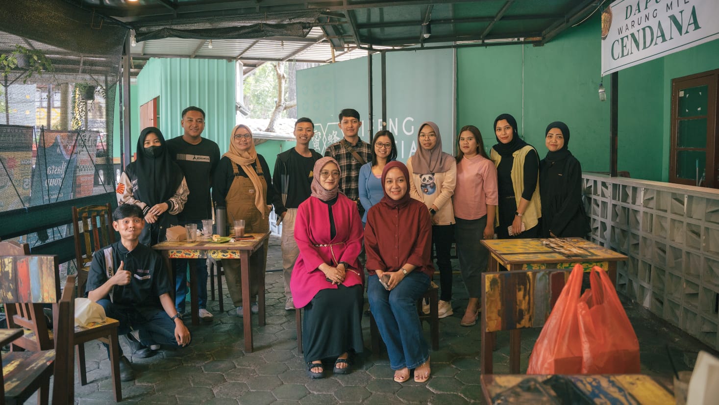 Sesi foto bersama para pelaku UMKM usai curhat bisnis bareng Hasta Creative Space. Foto: Azmy