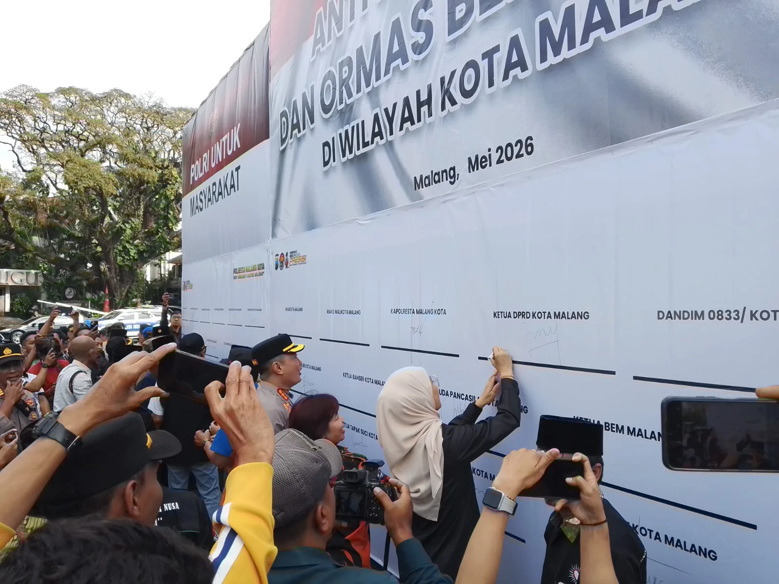 Wali Kota Malang, Wahyu Hidayat memimpin deklarasi anti oremanisme dan ormas bermasalah. (Foto/M Sholeh)
