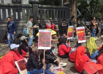 Aksi buruh dan mahasiswa dalam peringatan May Day 2025 di Kota Malang. (Foto/M Sholeh)