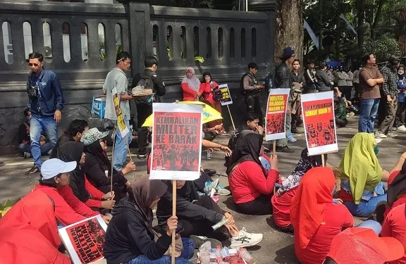 Aksi buruh dan mahasiswa dalam peringatan May Day 2025 di Kota Malang. (Foto/M Sholeh)