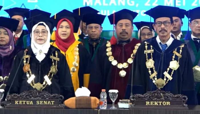 Ketua Senat UIN Malang, Prof. Dr. Mufidah, C.H, M.Ag (kiri) bersama Rektor UIN Malang, Prof. Dr. H.M. Zainuddin, M.A (kanan) didampingi pejabat di lingkungan UIN Malang memimpin pengukuhan guru besar pada Kamis (22/5/2025)./Foto: Tangkapan layar kanal YouTube UIN Malang.
