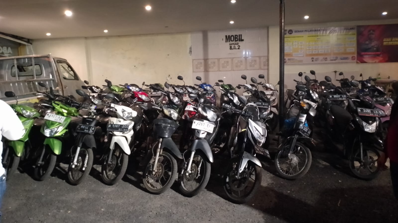 Sebanyak 47 sepeda motor diamankan polisi dari arena judi sabung ayam. Foto: Polres Malang