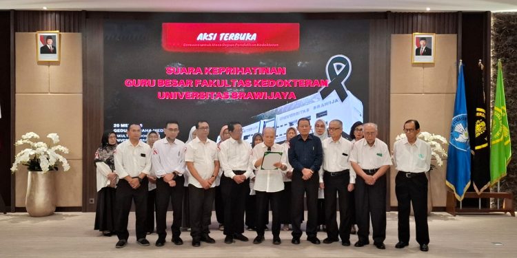 Aksi para guru besar dan sivitas akademika FK UB kritisi kebijakan baru Menkes Budi Gunadi Sadikin. Foto: Azmy