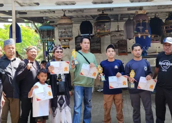 Pemrakarsa event Lomba Perkutut Galatama, Mulyono Rekso (nomor dua dari kiri) berpose bersama peserta yang hadir di Desa Wedarijaksa, Kabupaten Pati, Jawa Tengah. /Foto: Dok. Istimewa.