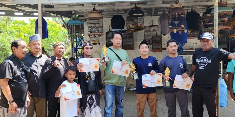 Pemrakarsa event Lomba Perkutut Galatama, Mulyono Rekso (nomor dua dari kiri) berpose bersama peserta yang hadir di Desa Wedarijaksa, Kabupaten Pati, Jawa Tengah. /Foto: Dok. Istimewa.