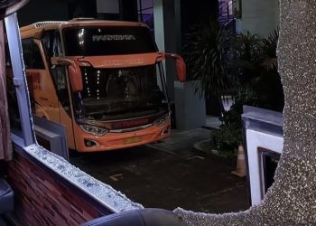Kondisi bus Persik Kediri usai insiden pelemparan batu. (Foto/ist)