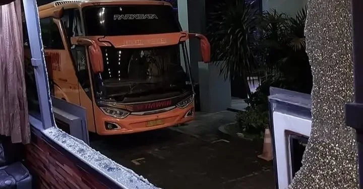 Kondisi bus Persik Kediri usai insiden pelemparan batu. (Foto/ist)