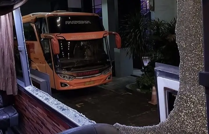 Kondisi bus Persik Kediri usai insiden pelemparan batu. (Foto/ist)