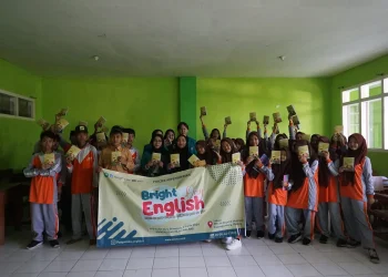 Suasana keceriaan anak-anak sekolah mengikuti kegiatan Bright English Day bareng mahasiswa PPG Unisma. Foto : Dok.