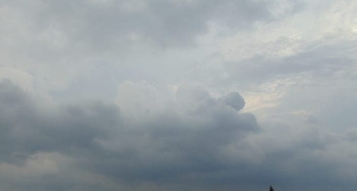 Informasi prakiraan cuaca Malang hari Sabtu, 24 Mei 2025 yang diprediksi berawan dan masih terjadi potensi hujan ringan. /Foto: Tugumalang.id/Bagus Rachmad Saputra