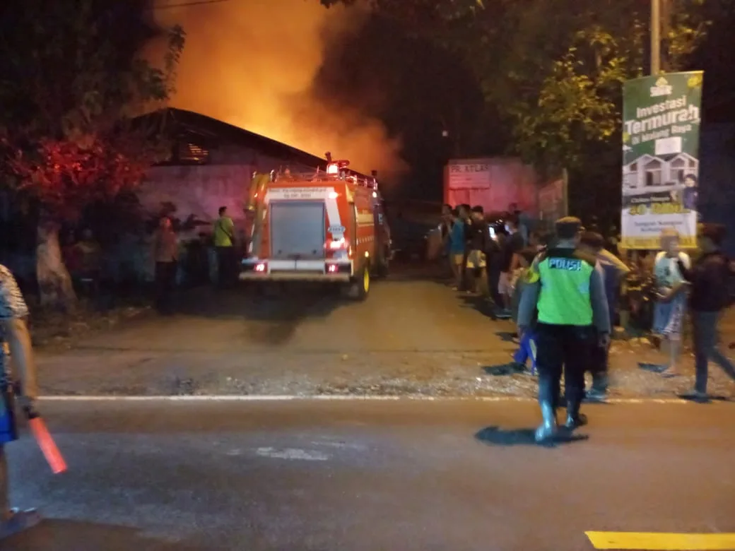 Kebakaran pabrik rokok di Pakisaji mengakibatkan kerugian sebesar Rp5 miliar. Foto: Polres Malang