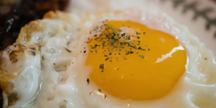 Telur mentah yang disajikan dalam berbagai menu dan campuran minuman. (Foto: Unsplash /rawkkim)