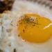 Telur mentah yang disajikan dalam berbagai menu dan campuran minuman. (Foto: Unsplash /rawkkim)