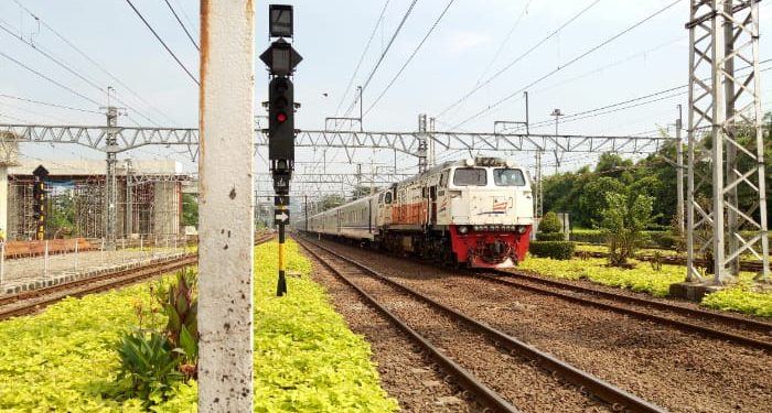Informasi penambahan jadwal keberangkatan kereta api dari Stasiun Malang di momen libur panjang. /Foto: Unsplash.com/Fachry Hadid