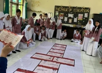 Mahasiswa UM menciptakan model pembelajaran taradisional. Foto/dok