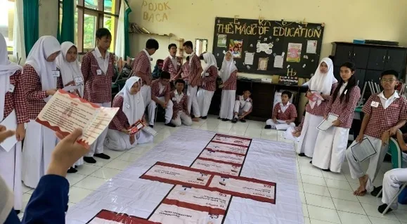 Mahasiswa UM menciptakan model pembelajaran taradisional. Foto/dok