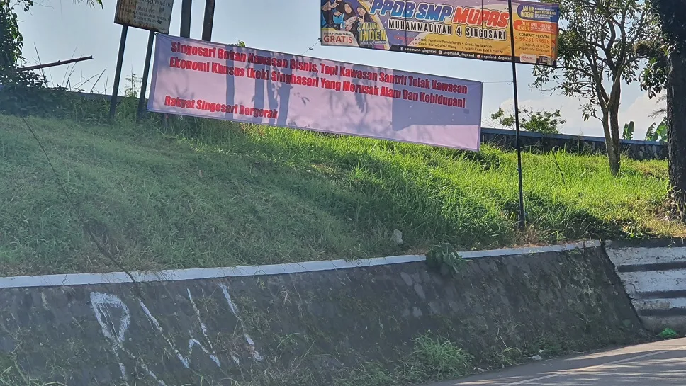 Spanduk penolakan KEK Singhasari sempat terpasang di Jalan Tumapel Barat. Foto: istimewa