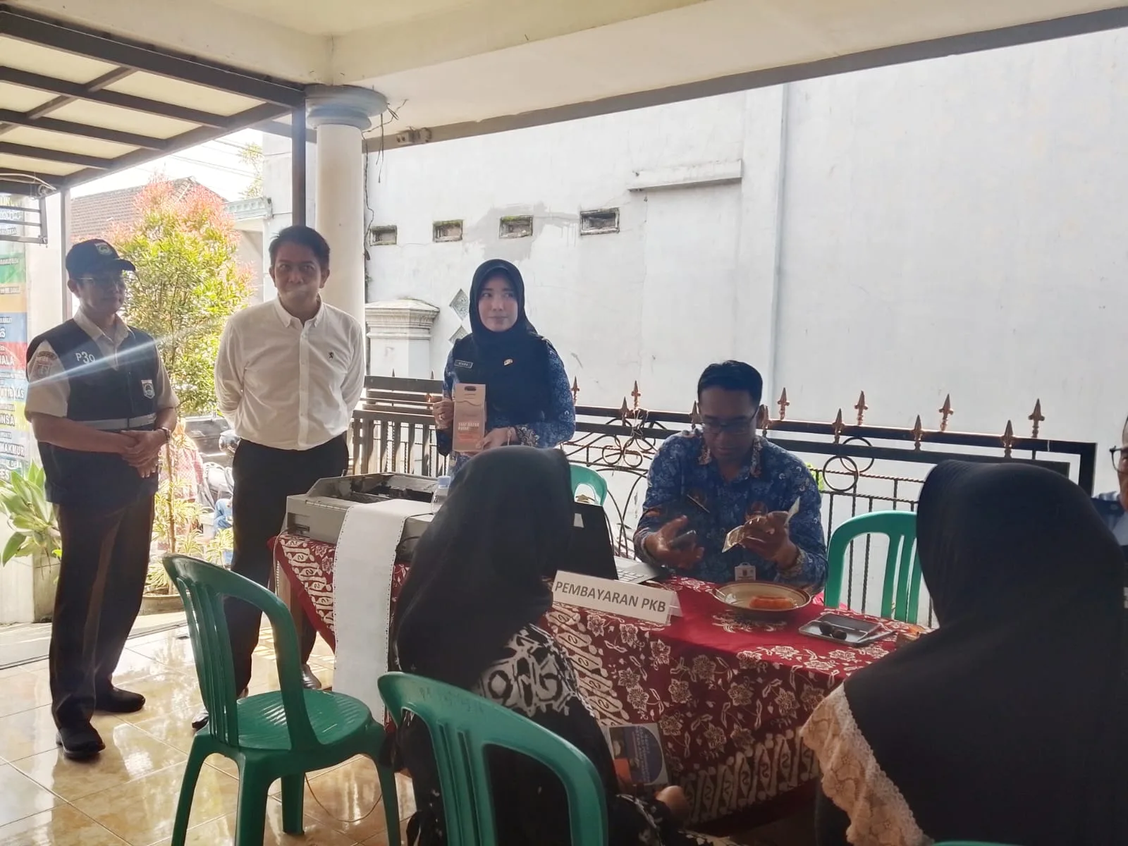 Kepala Bapenda Kabupaten Malang, Made Arya Wedanthara (baju putih) meninjau program Bapenda Menyapa Warga. (Foto/M Sholeh)