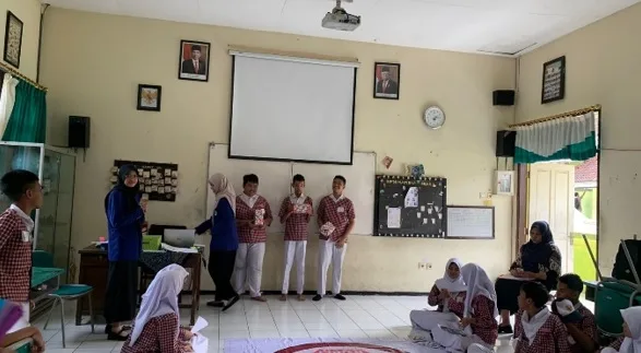 Mahasiswa UM menciptakan model pembelajaran taradisional. Foto/dok
