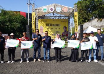 Pemkot Batu memberikan secara simbolis subsidi BPJS Ketenagakerjaan gratis bagi pelaku UMKM dan petani di Kota Batu. Foto: Prokopim KWB