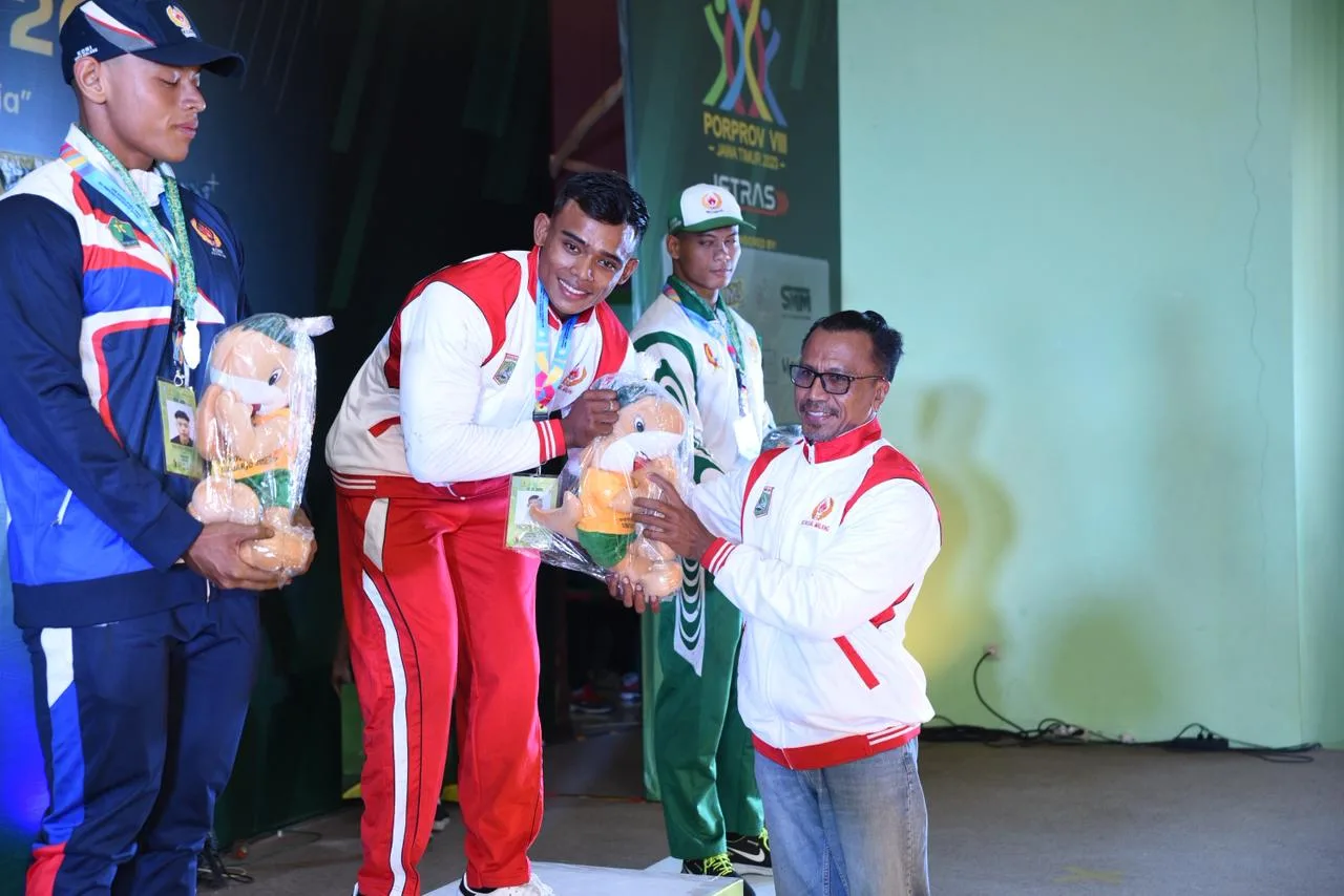 Atlet binaraga Kabupaten Malang, Salsa Hafidz Firmansyah saat menerima medali emas di Porprov VIII Jatim 2025. Foto: dok. PBFI Kabupaten Malang