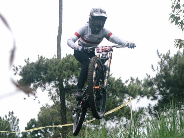 Aksi para downhiller menjajal trek menantang di Panderman Bike Park. Venue ini akan jadi sejarah baru ajang balap ikonik yang digelar masyarakat Kota Batu. Foto: Dok. Panderman Bike Park