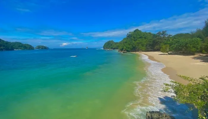 Pantai Tiga Warna./Foto: Google Review/Dio Ardi Yulindra.